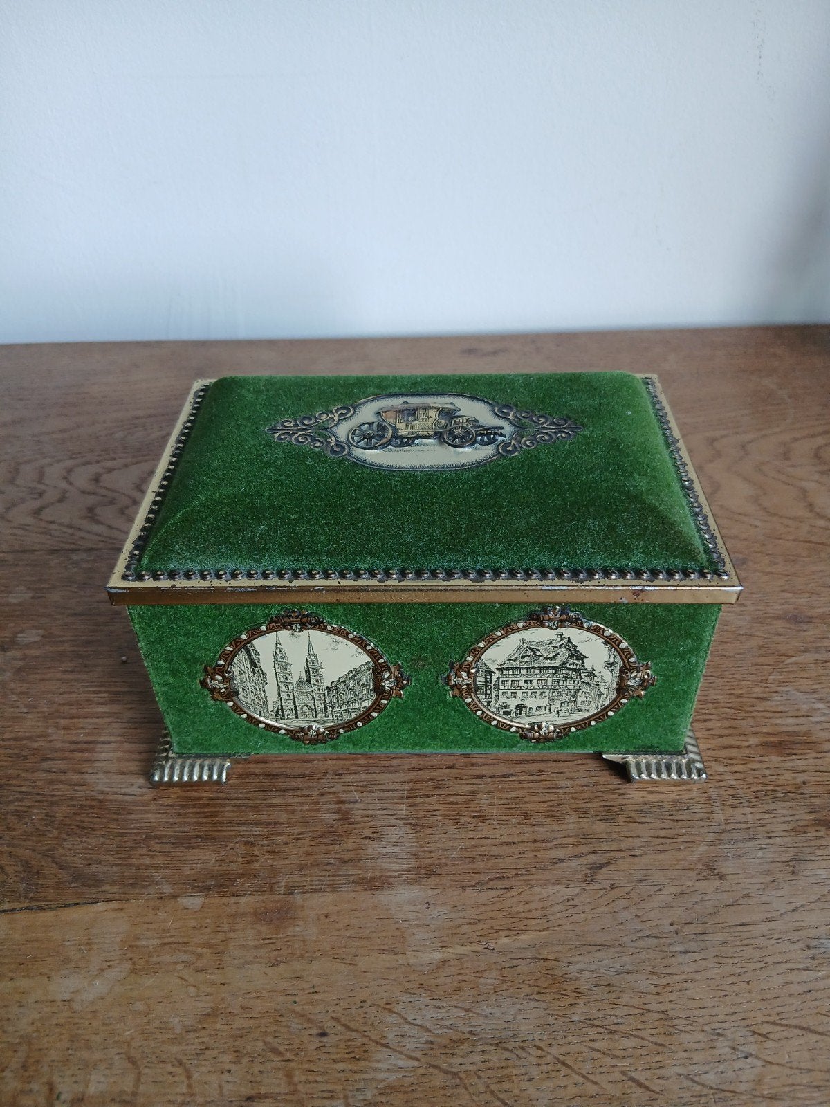 Vintage Groene Fluweel Doos met Reliëf Afbeeldingen, Ophalen of Verzenden