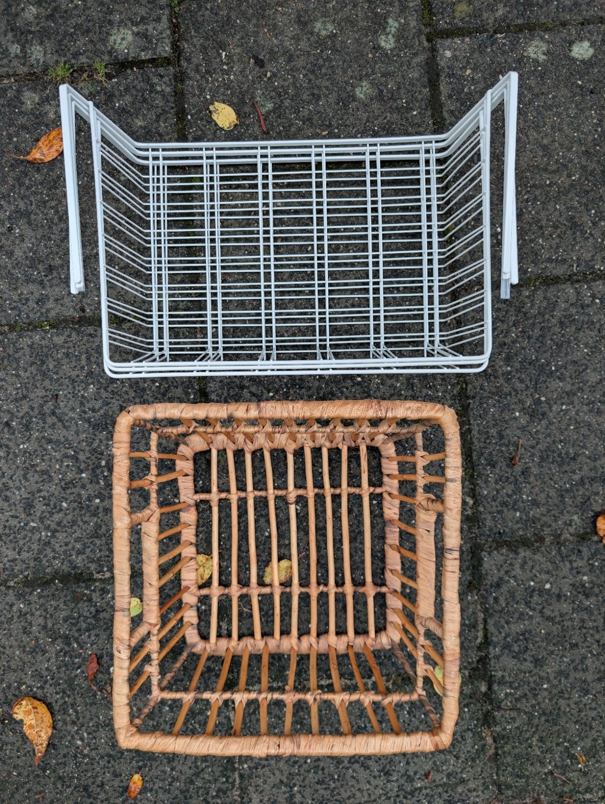 3 metalen mandjes ophangen en rieten mand, Gevlochten, Mand, Ophalen of Verzenden, Zo goed als nieuw