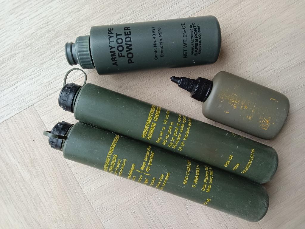 Flesjes, wapenolie, voetpoeder, oefenpoeder chem., Verzamelen, Ophalen of Verzenden, Landmacht, Nederland