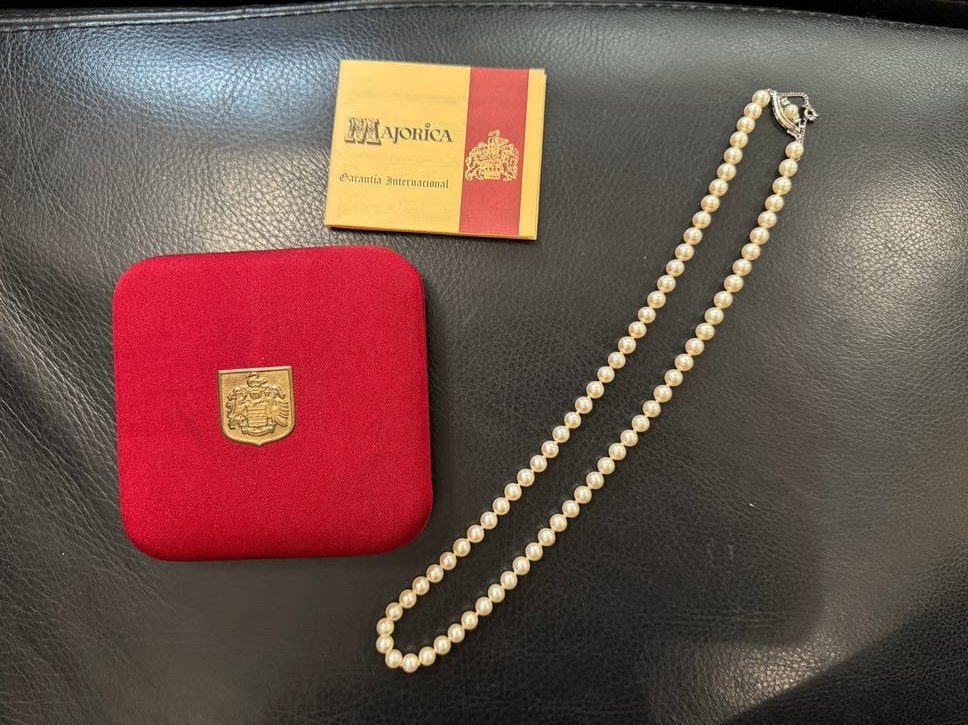 Vintage Majorica parelketting met zilveren sluiting, Ophalen, Wit, Zo goed als nieuw, Met edelsteen