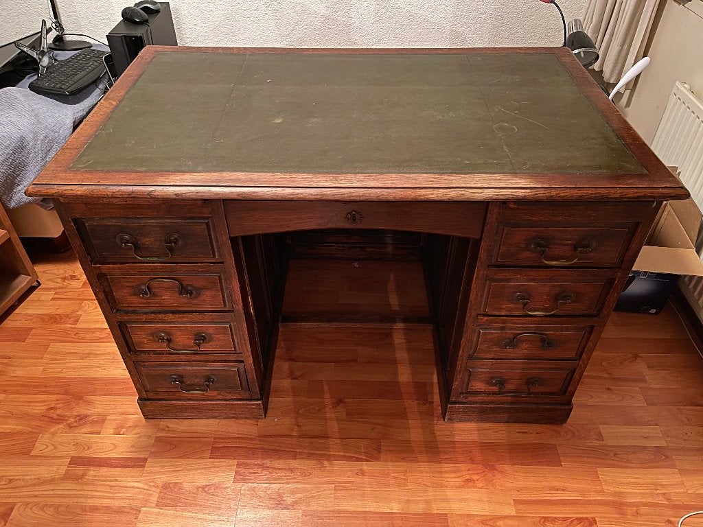 Klassiek Engels bureau met leren blad en uitschuifbladen