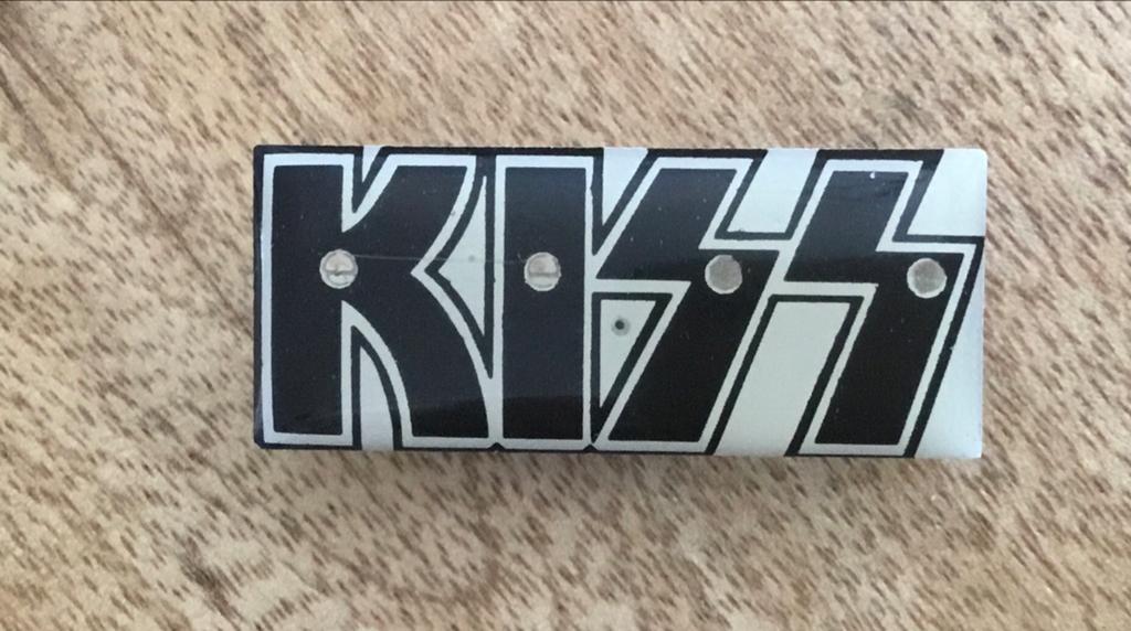 KISS Logo Button’s ..Knipperlicht & ander Logo, Verzamelen, Ophalen of Verzenden, Gebruikt, Overige onderwerpen, Button