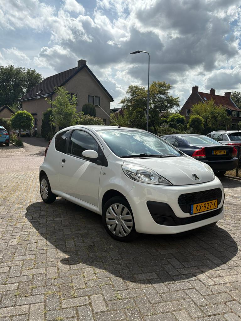 Peugeot 107 1.0 12V E-vti 68PK 3DR 2012 Wit, Auto's, Voorwielaandrijving, Stof, Zwart, 4 stoelen