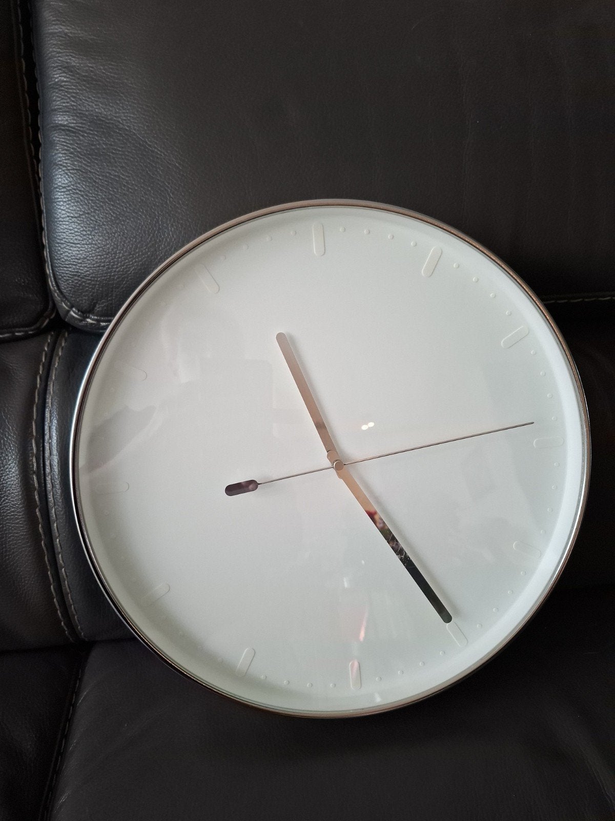 Klok van Ikea. Wit met zilveren rand., Ophalen, Wandklok