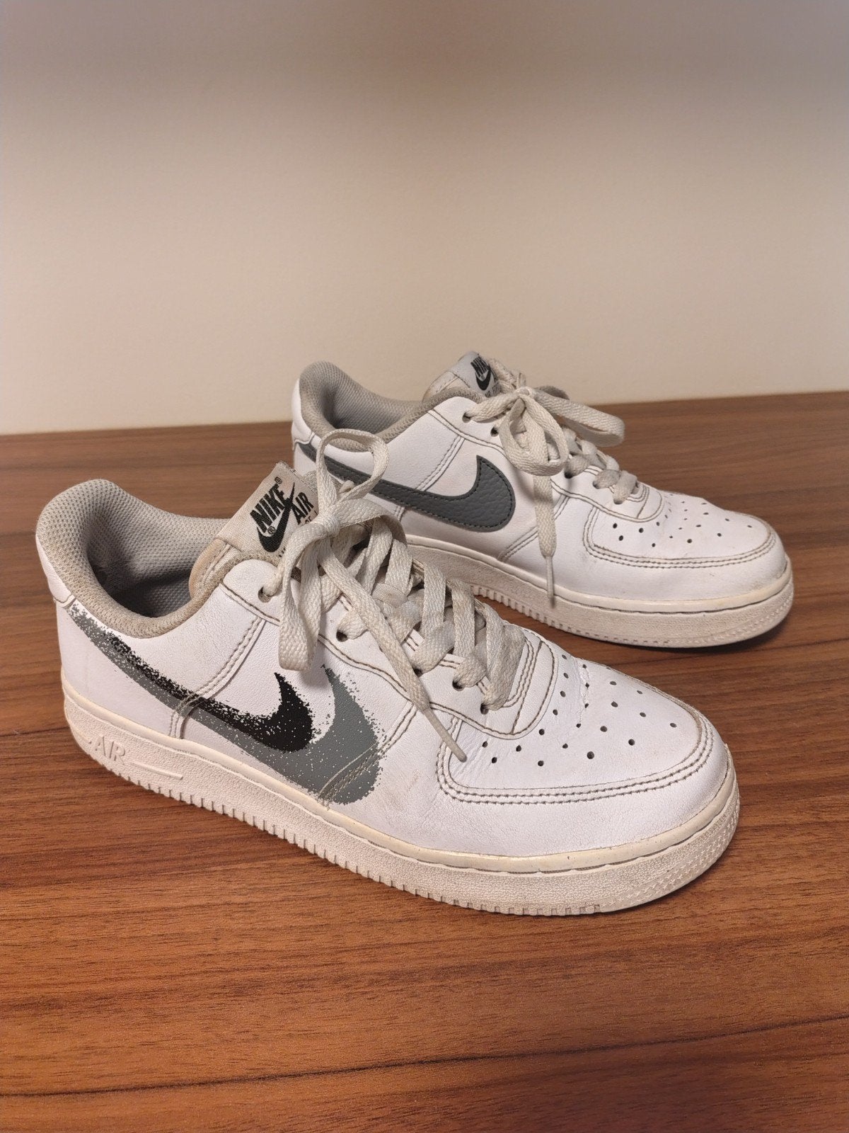 Nike Air Force 1 '07 'Spray Paint Swoosh' - size EUR 37.5, Jongen of Meisje, Schoenen, Ophalen of Verzenden, Zo goed als nieuw