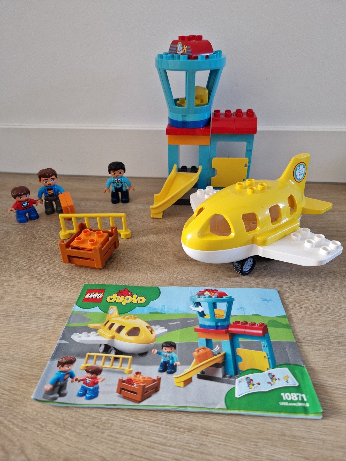 Lego Duplo Vliegveld 10871 met vliegtuig en figuren, Compleet, Overige thema's, Ophalen of Verzenden, Zo goed als nieuw
