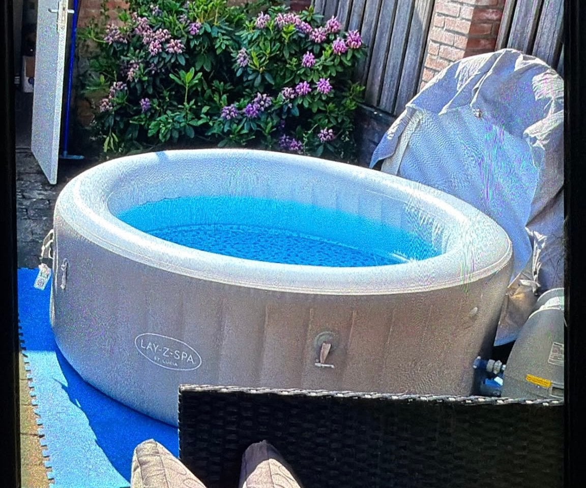 Jacuzzi met pomp, Tuin en Terras, Bubbelbaden en Hottubs, Ophalen, Zo goed als nieuw, Pomp