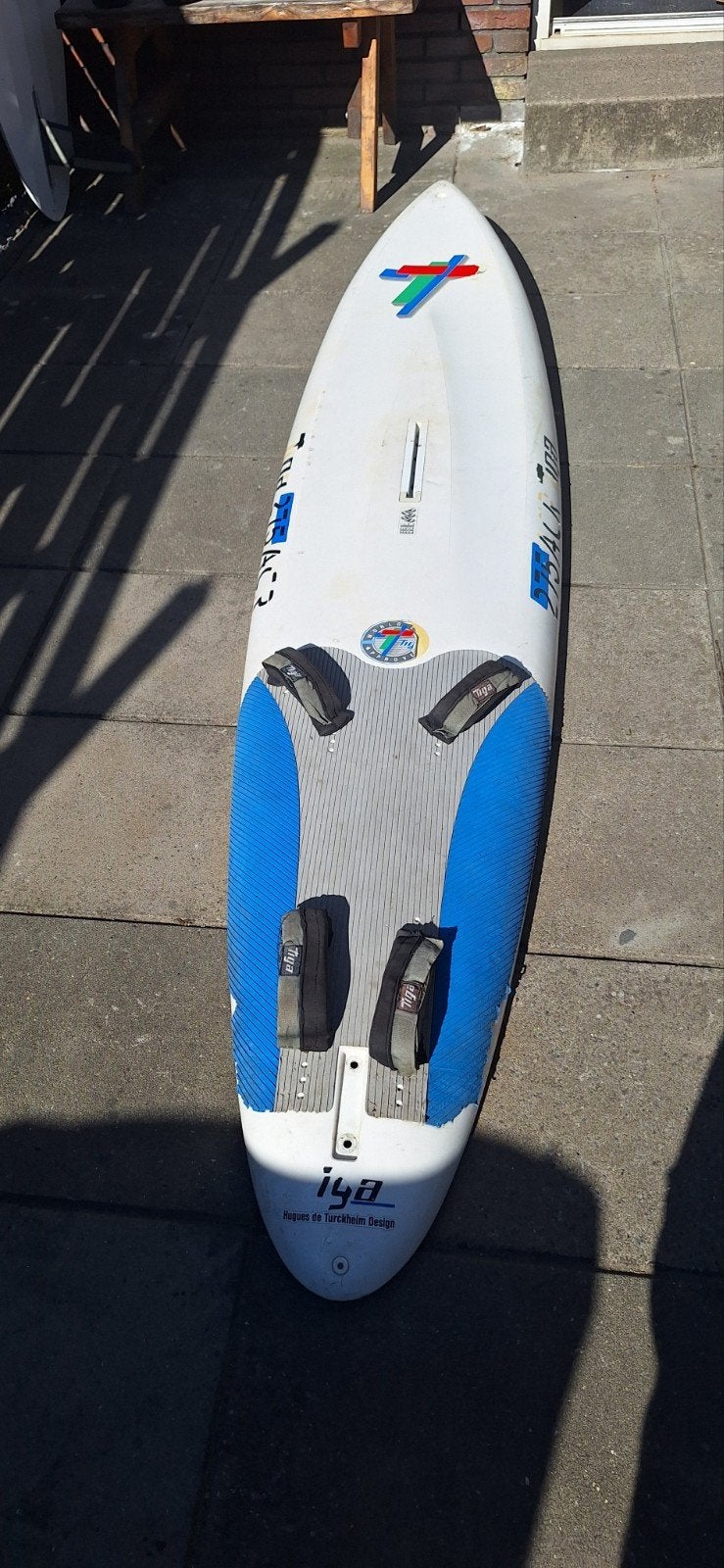 tiga 275, Watersport en Boten, Windsurfen, 250 tot 300 cm, Gebruikt, Met vin(nen), Plank