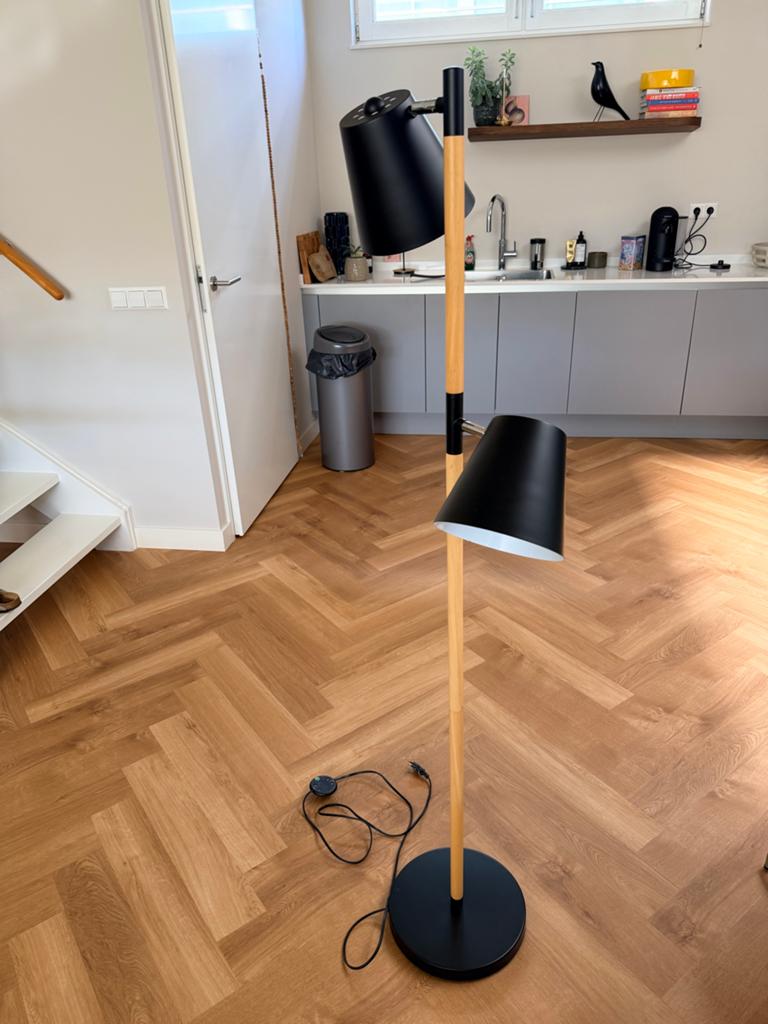 Moderne vloerlamp met twee verstelbare kappen, Ophalen, Zo goed als nieuw, Hout, 150 tot 200 cm