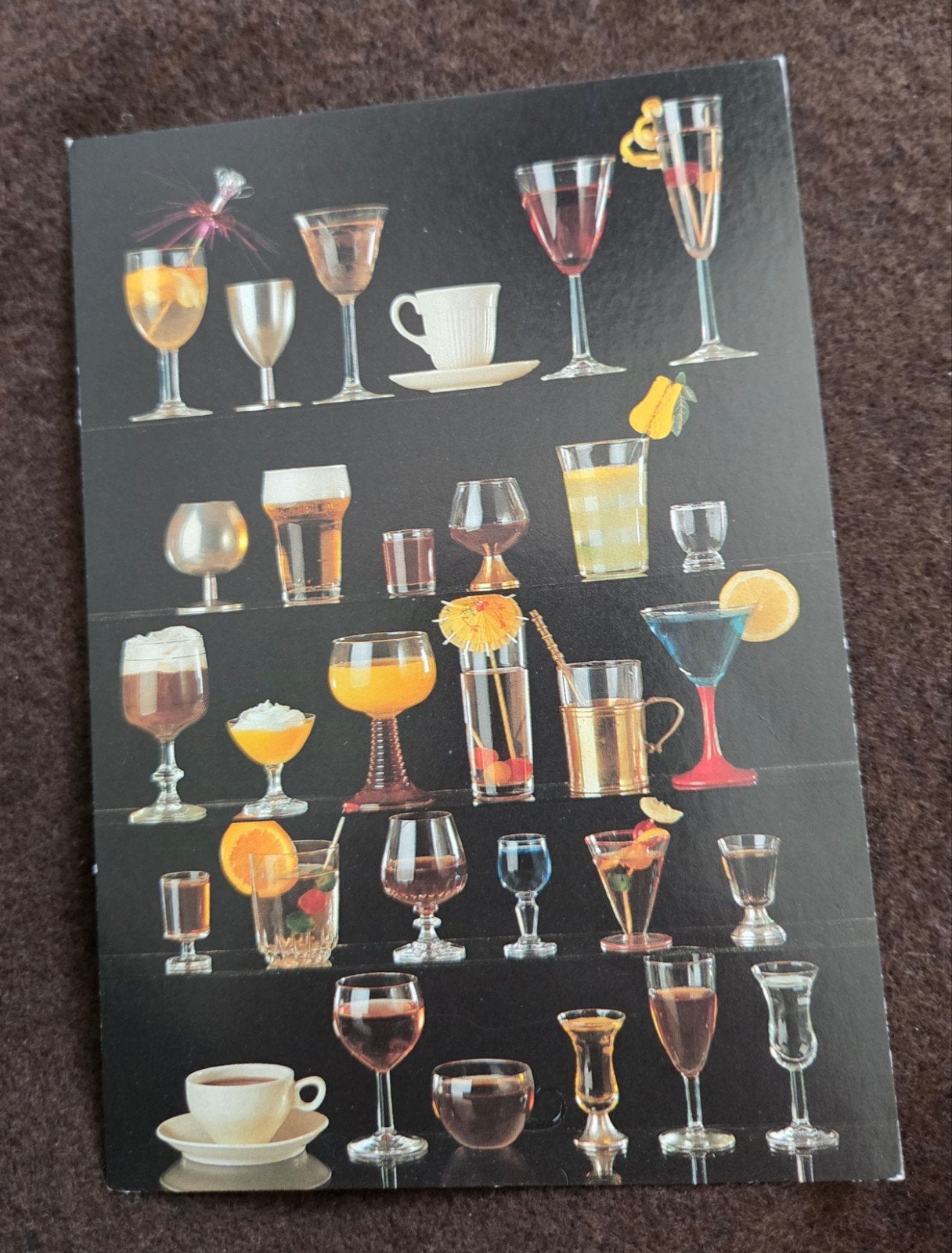 Ansichtkaart met diverse drankjes en glazen, Verzamelen, Verzenden, 1980 tot heden, Gelopen, Overige thema's