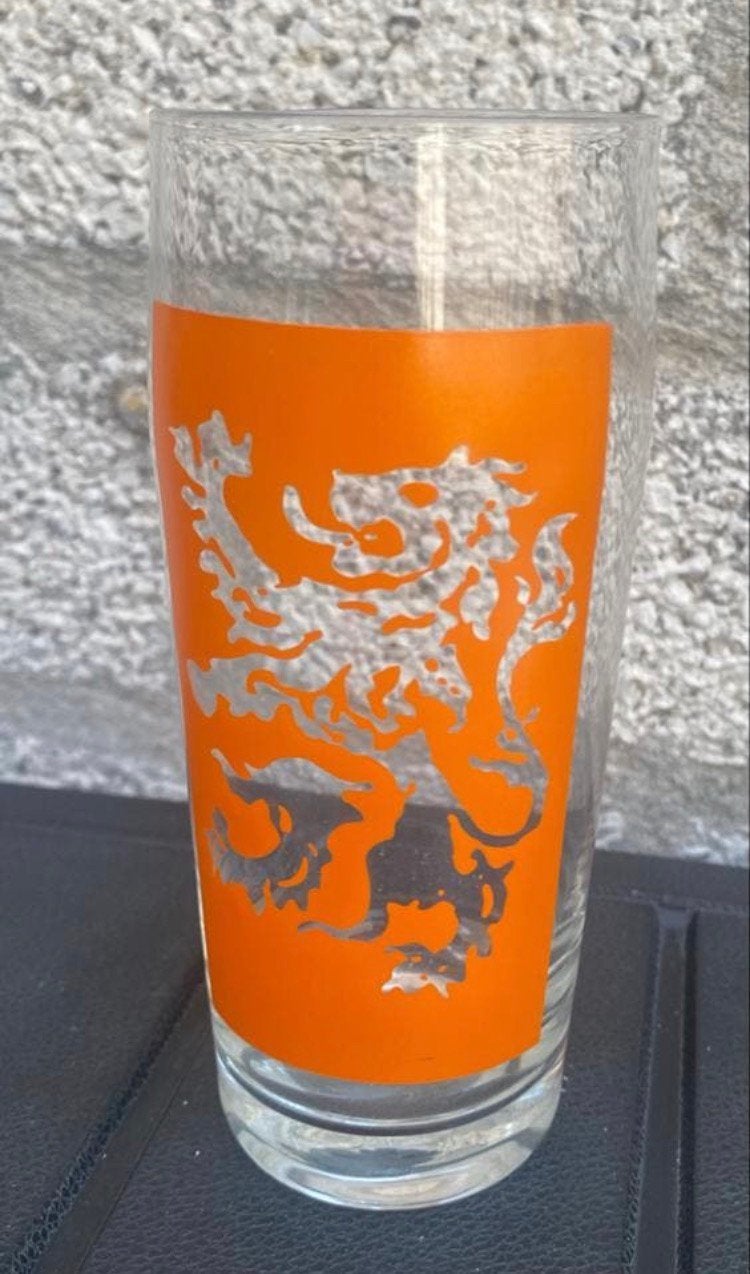 Bierglas met de oranje Nederlandse Leeuw.  Hoogte 13 cm., Ophalen of Verzenden, Zo goed als nieuw, Glas of Glazen, Overige merken
