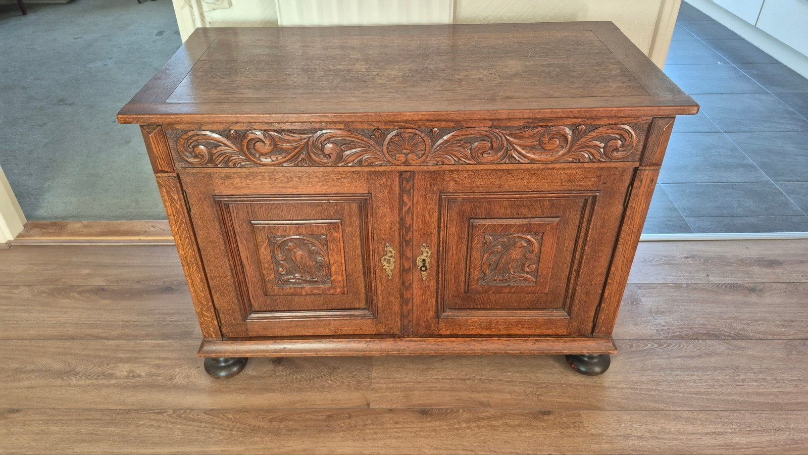Antiek Eiken Dressoir met Handgesneden Details, Ophalen