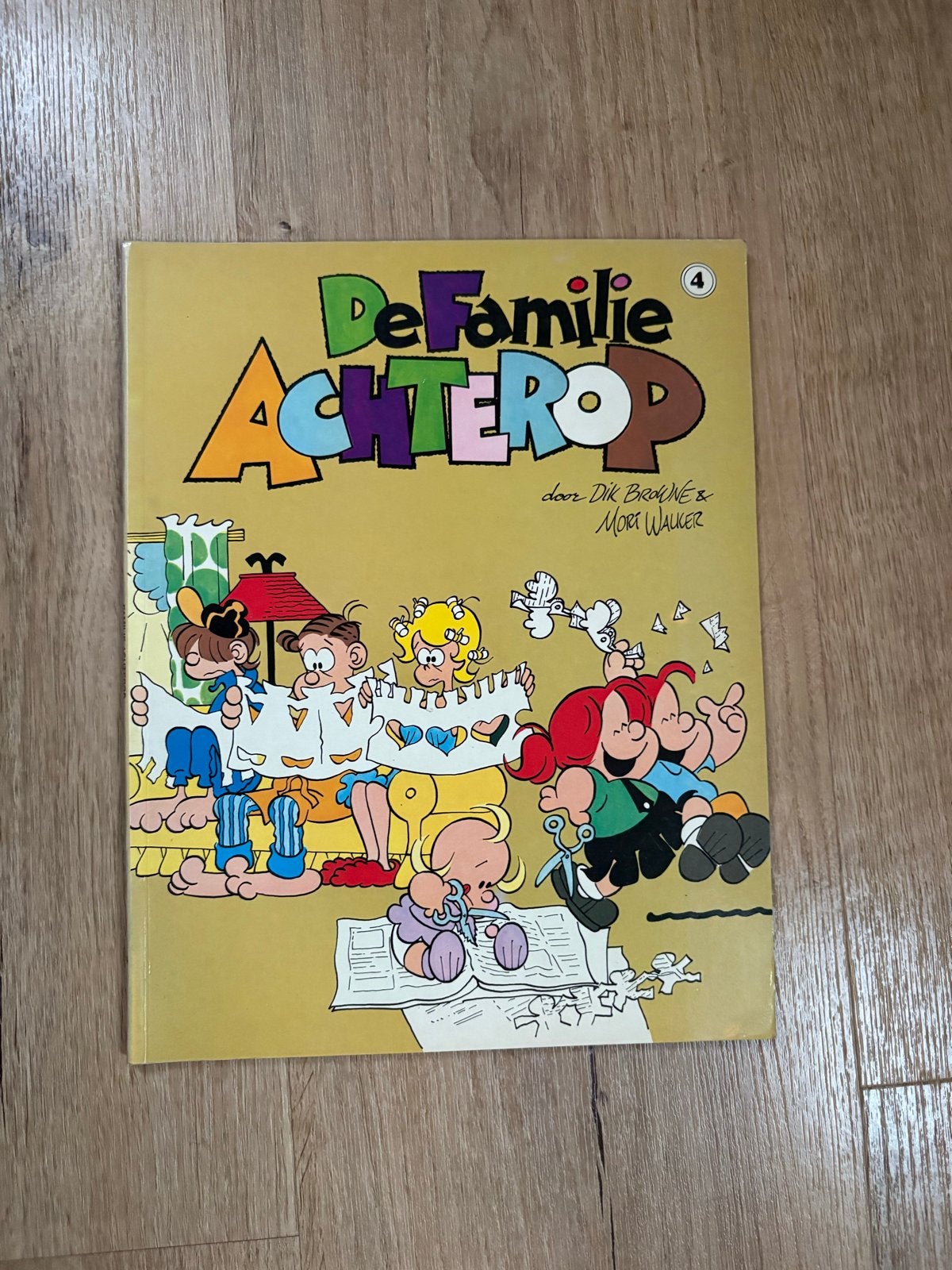 De Familie Achterop - Stripboek (Deel 4), Boeken, Stripboeken, Eén stripboek, Ophalen of Verzenden, Gelezen