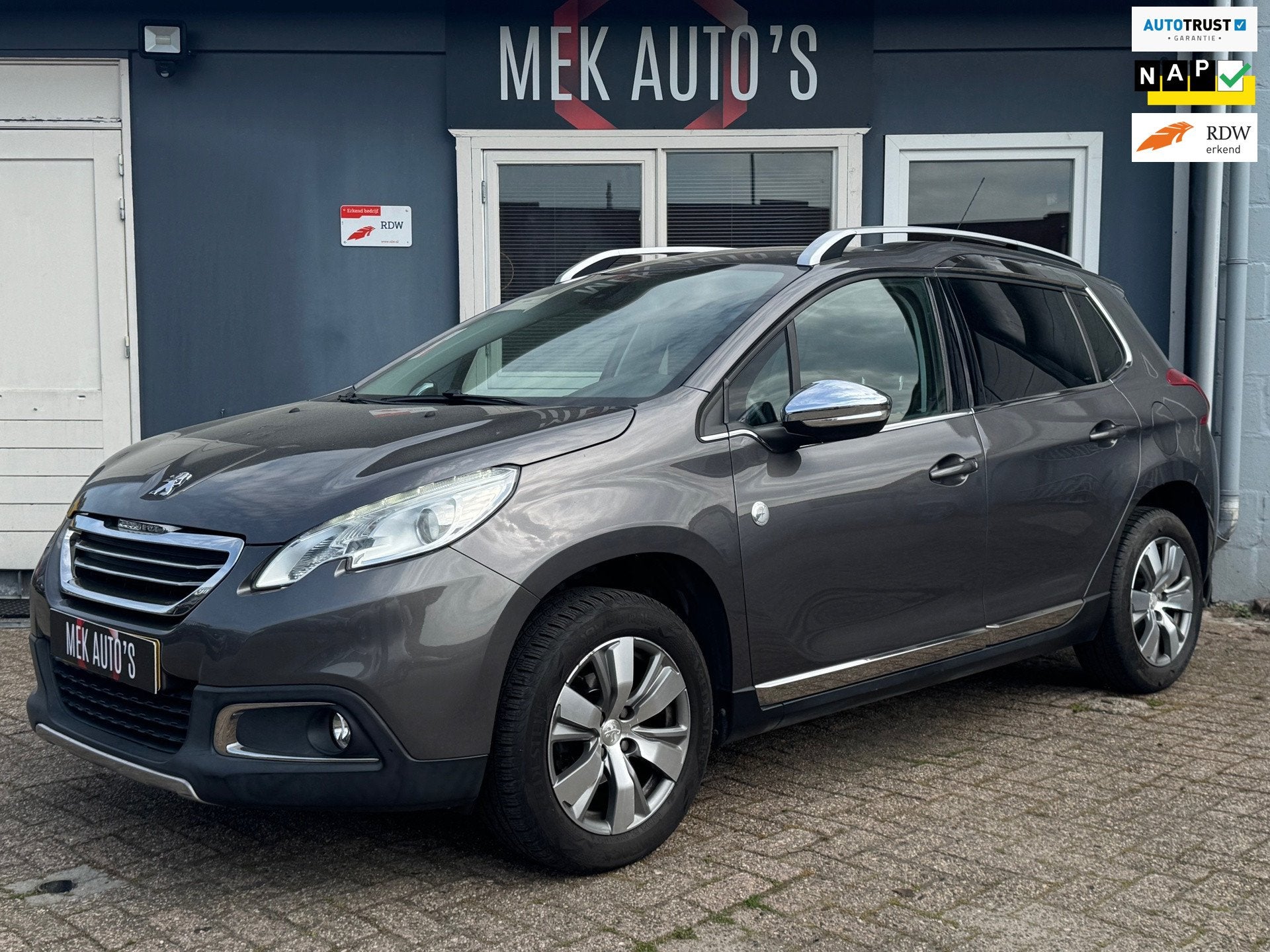 Peugeot 2008 1.2 PureTech Crossway|Navi|Trekhaak|Airco|Cruis, Auto's, Voorwielaandrijving, Zwart, 1199 cc, 82 pk