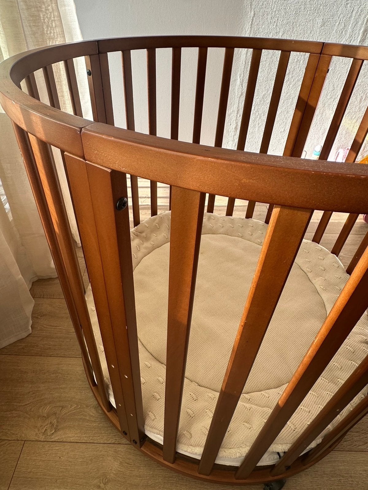 Ronde walnoot box puck, Kinderen en Baby's, Boxen, Ophalen, Zo goed als nieuw, Rond, In hoogte verstelbaar