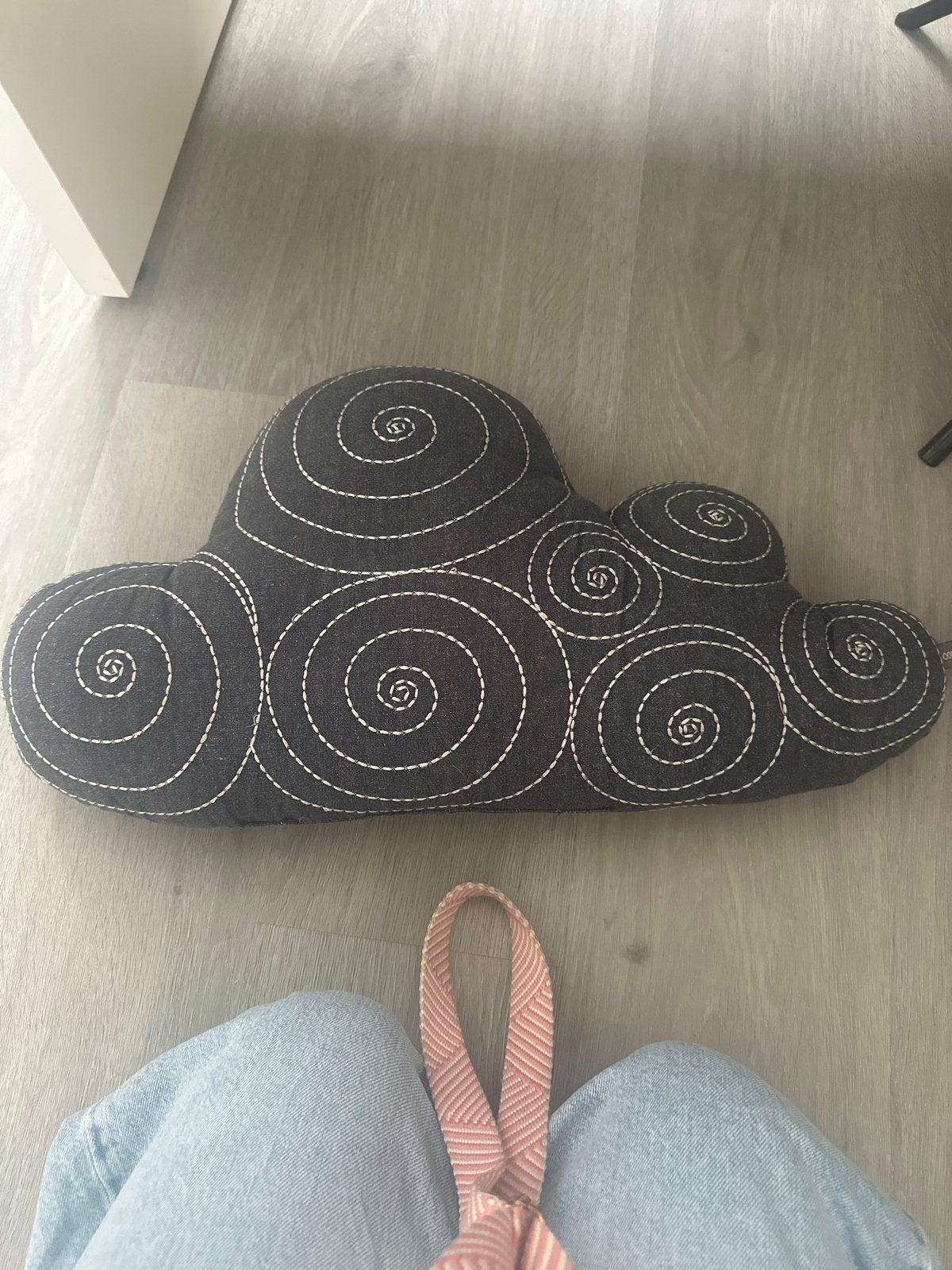 Roommate Wolk Kussen - Grijs met Witte Spiraalpatronen, Overige merken, Gebruikt, Met print, Ophalen of Verzenden