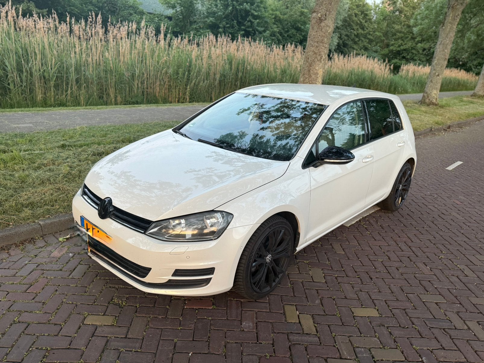 Volkswagen Golf 7 1.2 TSI 63KW 5D 2012 Wit Hatchback APK NAV, Auto's, Voorwielaandrijving, Euro 5, Beige, 4 cilinders