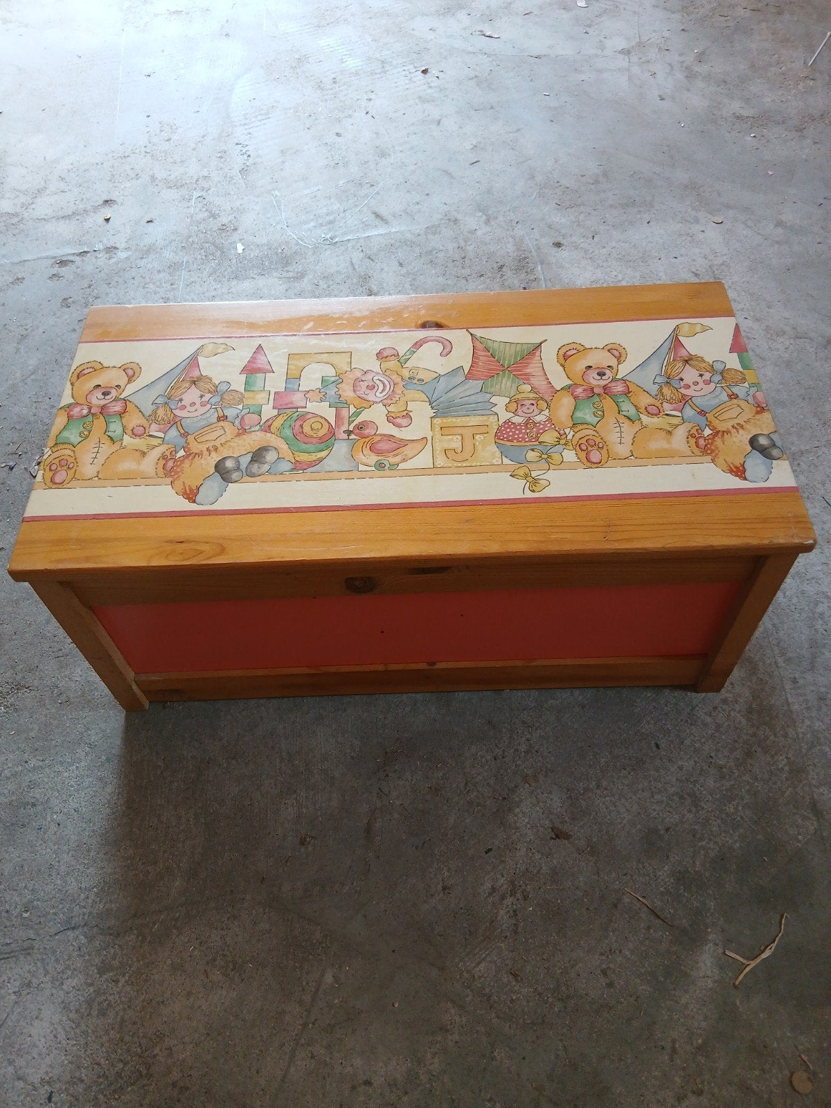 Vintage speelgoedkist met vrolijke kinderafbeeldingen, Ophalen, Gebruikt, 50 tot 100 cm, Grenenhout