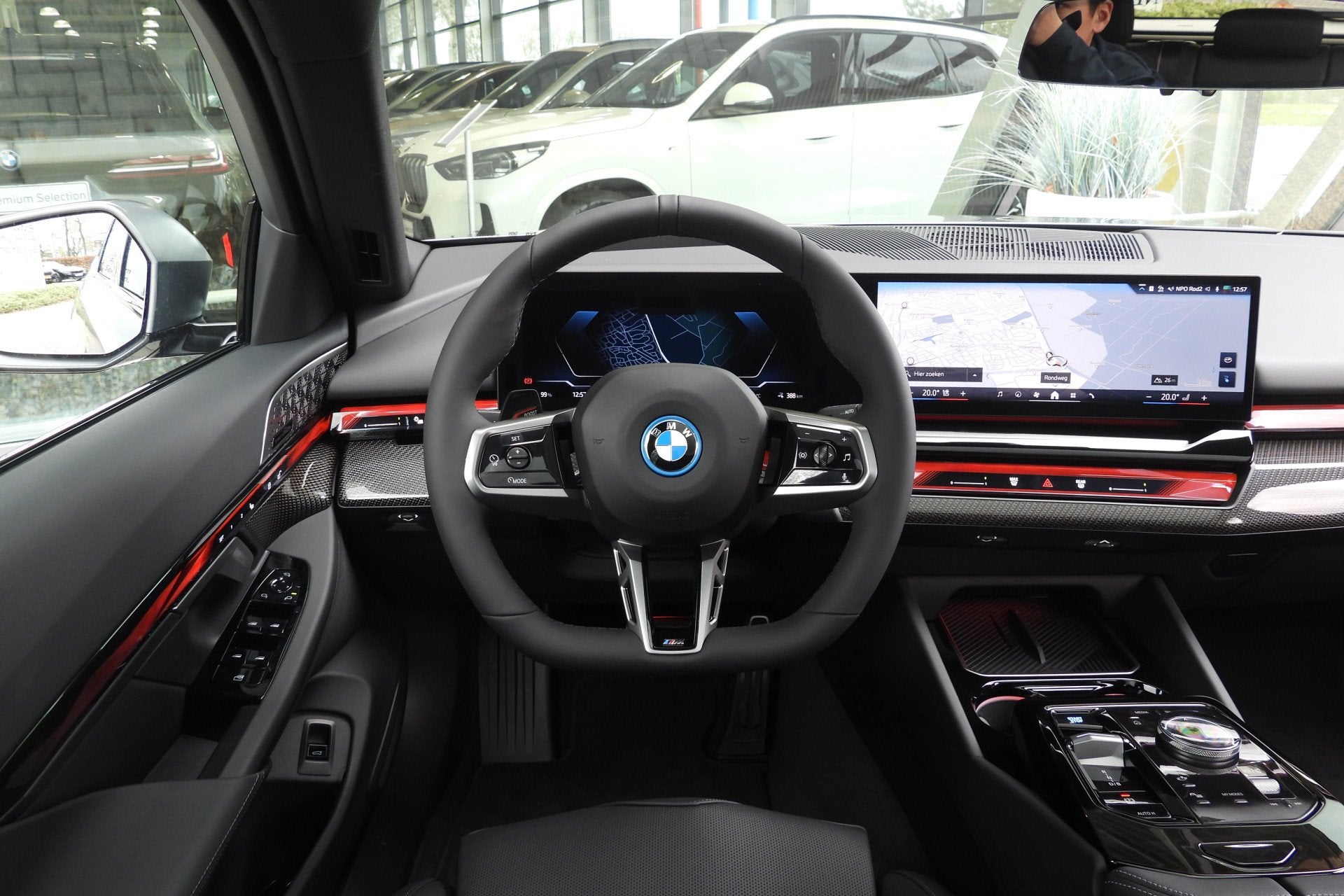BMW i5 Touring eDrive40 M Sport / Panoramadak / Trekhaak / A, Dealer onderhouden, Achterwielaandrijving, Zwart, Met garantie (alle)