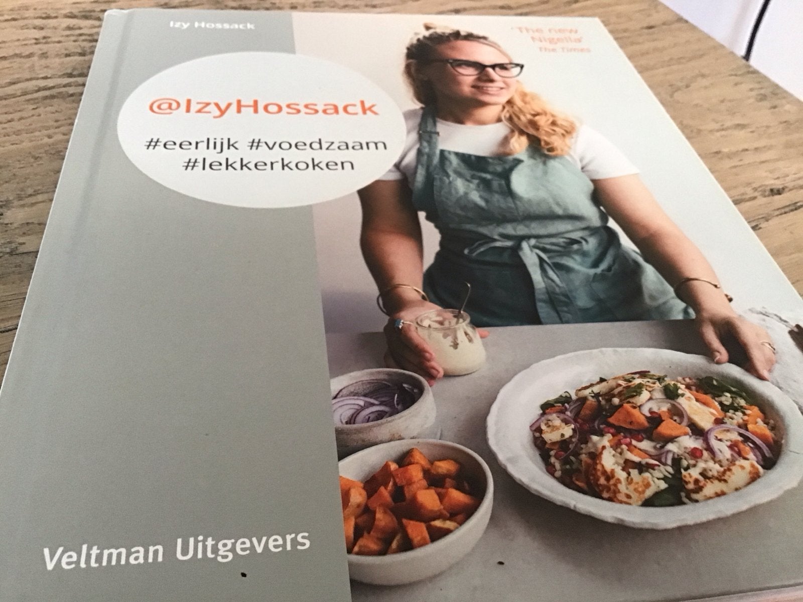 Izy Hossack Kookboek: Eerlijk, Voedzaam, Lekker Koken, Ophalen of Verzenden, Nieuw