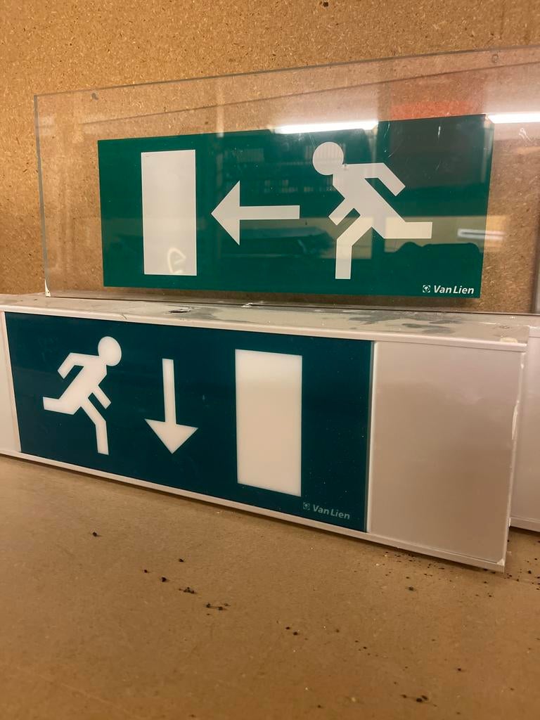 3 Nooduitgang Lichtbakken & 1 Perspex Aanwijzing, Ophalen of Verzenden, Zo goed als nieuw