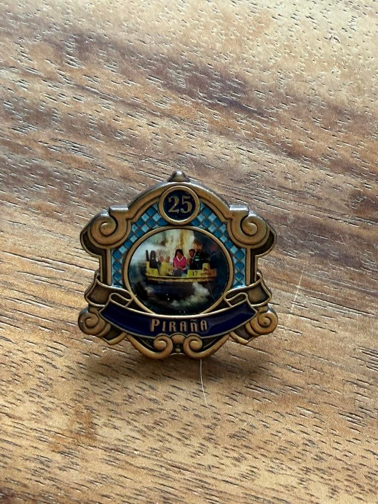 Efteling jubileum pin 25 jaar piranha, Ophalen of Verzenden, Zo goed als nieuw, Button of Speldje