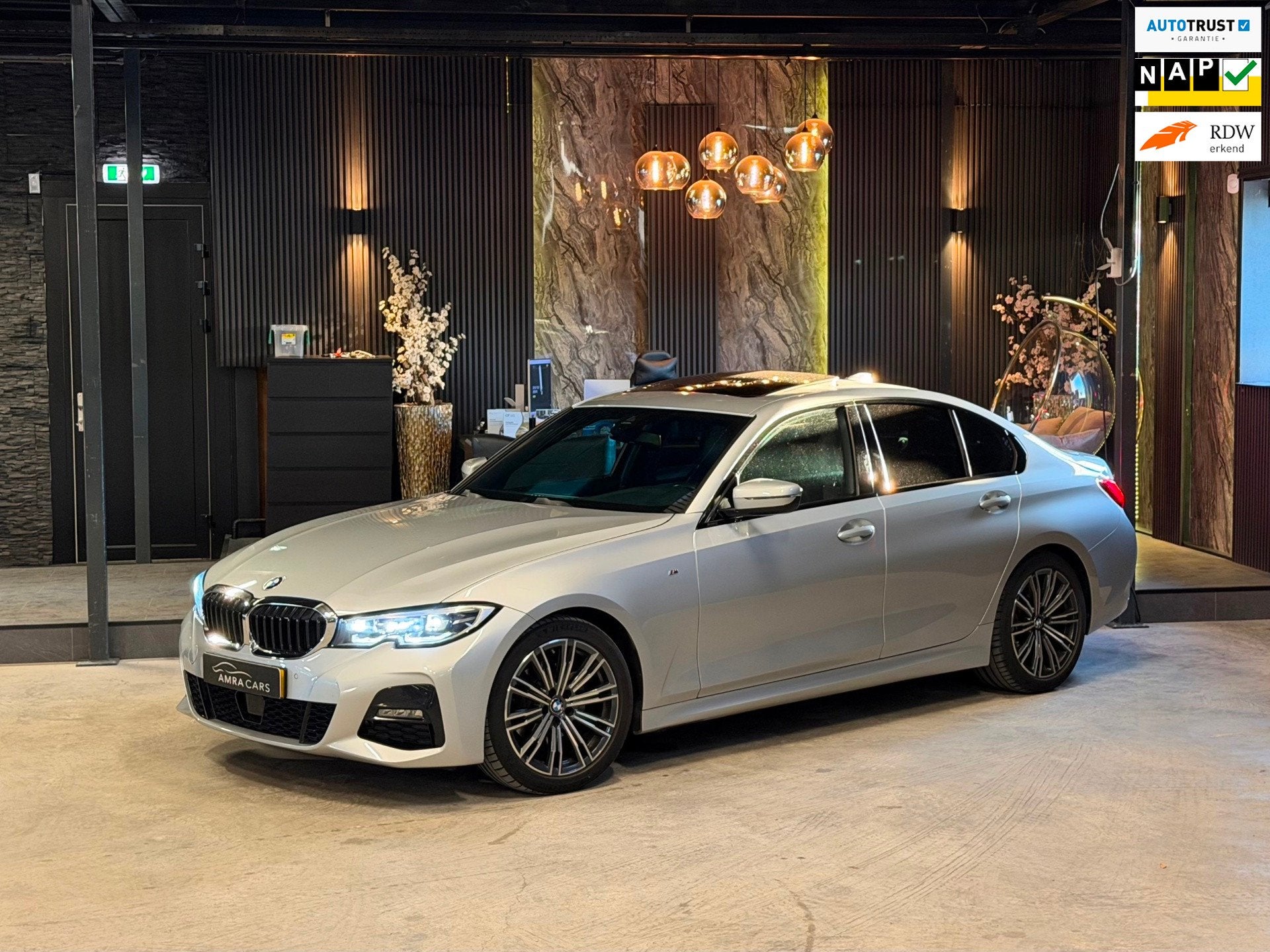 BMW 3-serie 320i High Executive|M Pakket|PANO|BOMVOL!, Auto's, Automaat, 1998 cc, Achterwielaandrijving, Gebruikt