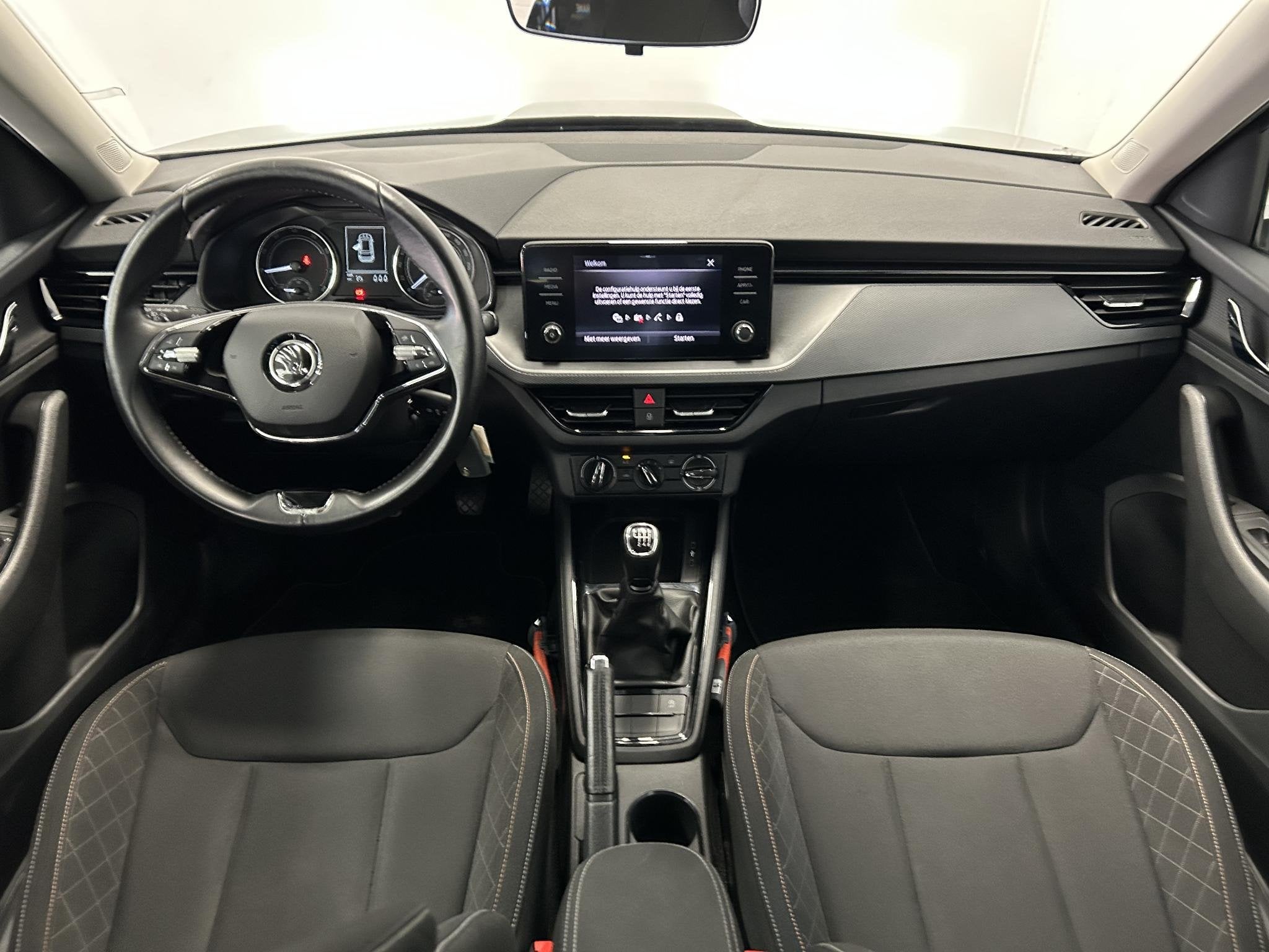 Skoda Kamiq 1.0 TSI Ambition Carplay | Parkeersensoren achte, Auto's, Stof, Gebruikt, 620 kg, Origineel Nederlands