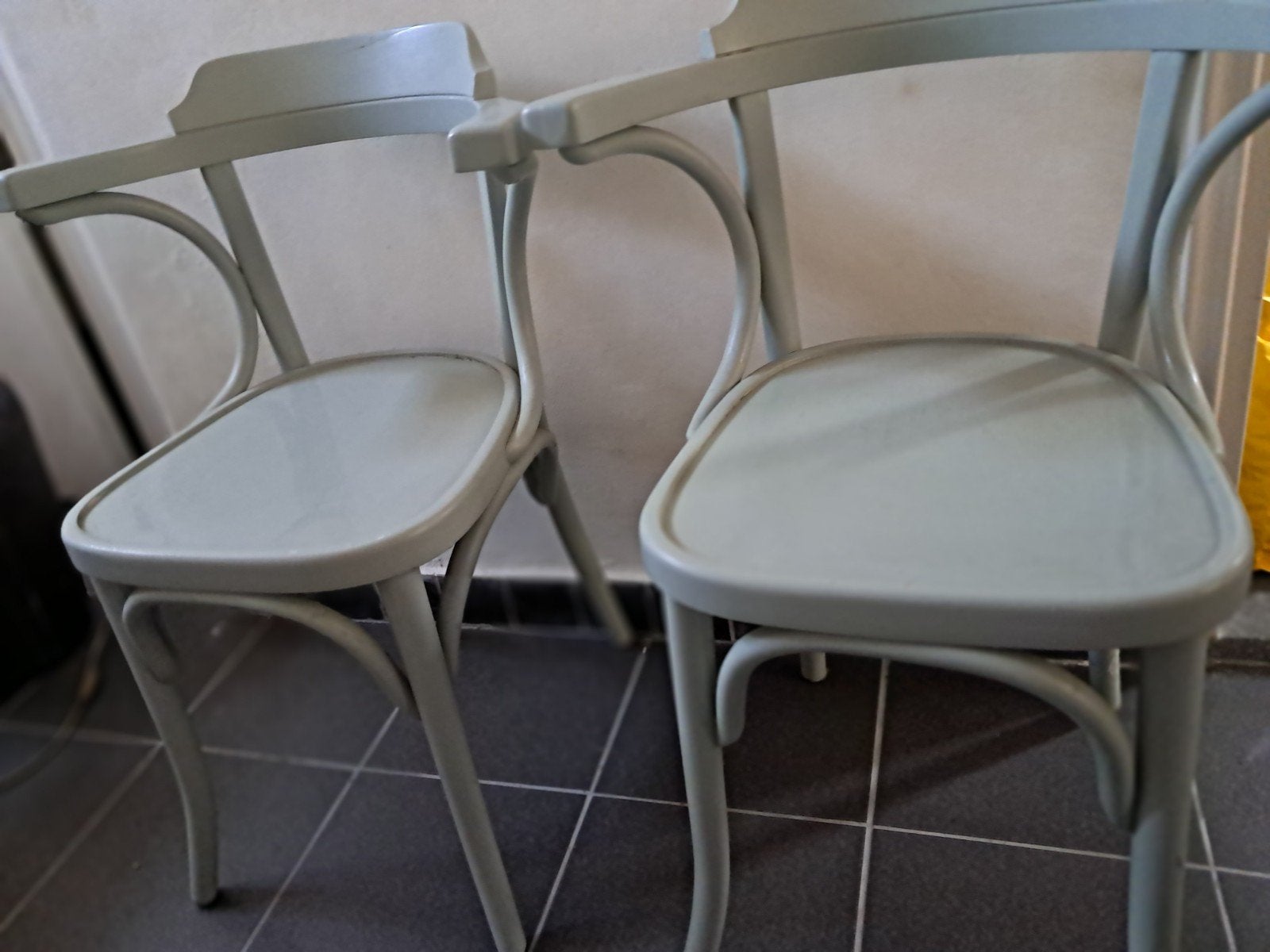 2 oude houten café stoelen, Ophalen, Gebruikt, Bruin