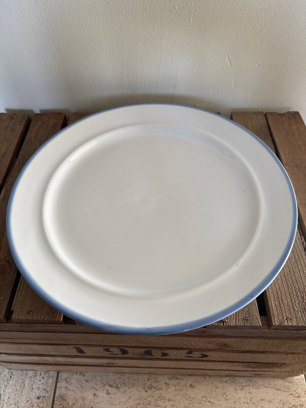 Wit bord met blauwe rand - Made in Poland, Ophalen of Verzenden, Zo goed als nieuw, Keramiek, Bord(en)