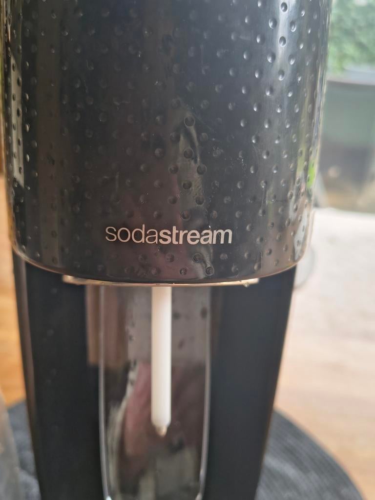 Zo goed als nieuwe zwarte originele Sodastream met fles, Ophalen, Zo goed als nieuw