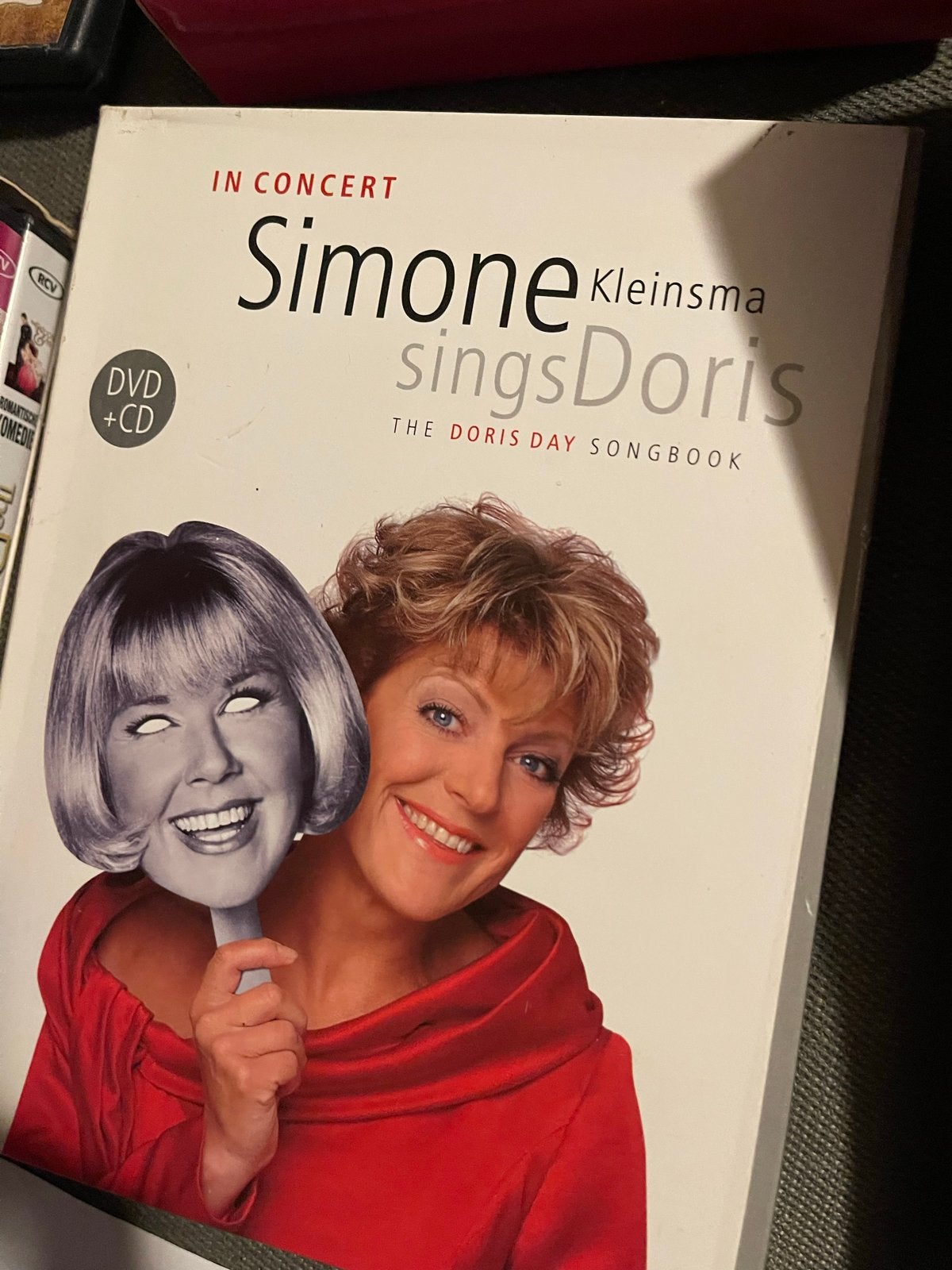 Simone Kleinsma Sings Doris - DVD + CD The Doris Day Songboo, Alle leeftijden, Ophalen of Verzenden, Gebruikt