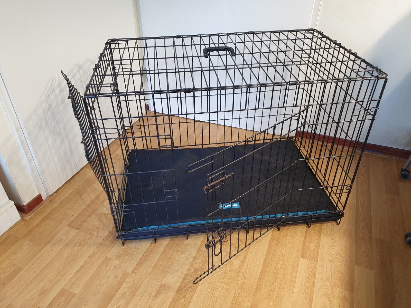 Zwarte bench voor een (middel+) grote hond met kussen, Ophalen, Gebruikt