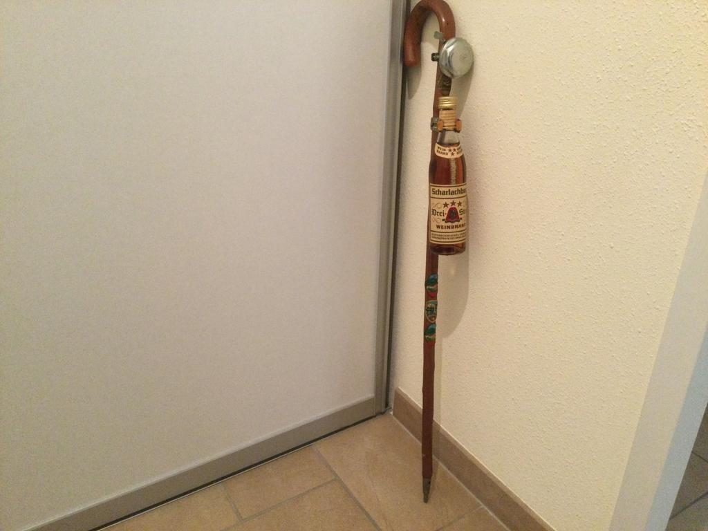 Supergave wandelstok uit de vorige eeuw. fietsbel/drankfles, Ophalen of Verzenden, Zo goed als nieuw