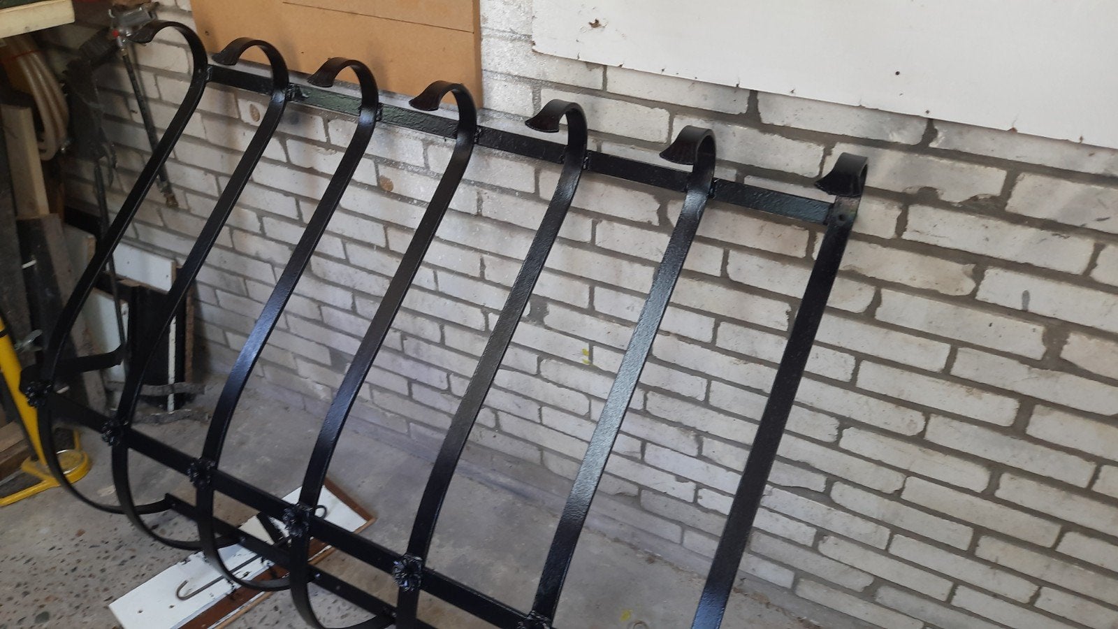 Zwart smeedijzeren ruif- raamrek - Decoratief en veilig, Ophalen, Gebruikt, IJzer, Overige typen