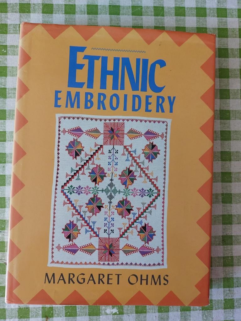 Ethnic Embroidery - Margaret Ohms (1989) Hardcover, Ophalen of Verzenden, Gelezen, Borduren en Naaien, Margaret Ohms