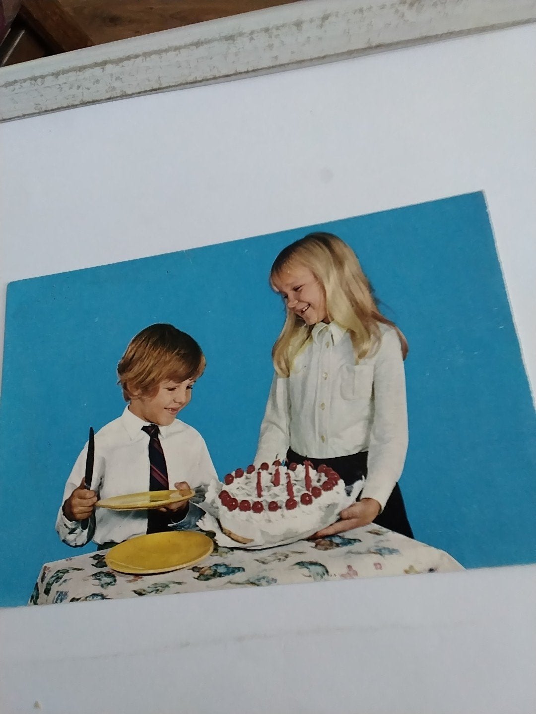 Vintage Ansichtkaart: Kinderen met Verjaardagstaart, Verzamelen, Ophalen of Verzenden, 1960 tot 1980, Gelopen, Feest(dag)