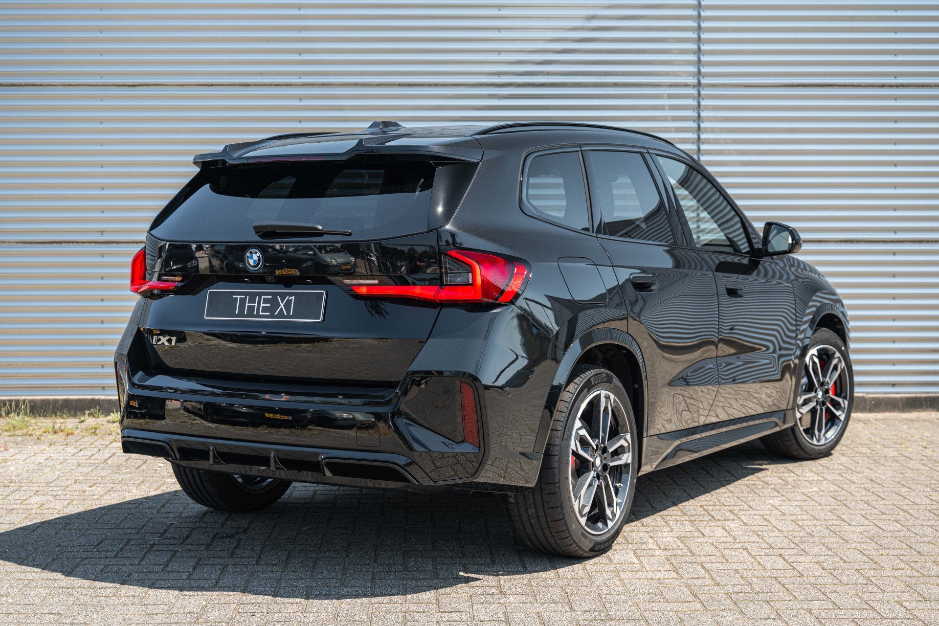 BMW iX1 eDrive20 M Sport / Trekhaak / Panoramadak / Sportsto, Auto's, BMW, Zwart, Zwart, Nieuw, SUV of Terreinwagen
