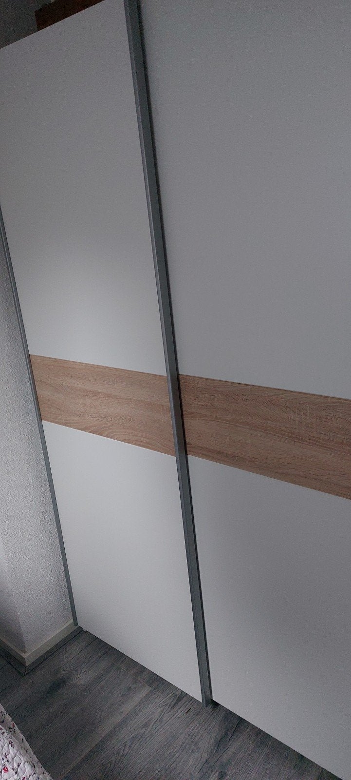 Kledingkast met schuifdeuren - Wit met houtlook accent, Ophalen, 100 tot 150 cm, Met plank(en), Zo goed als nieuw