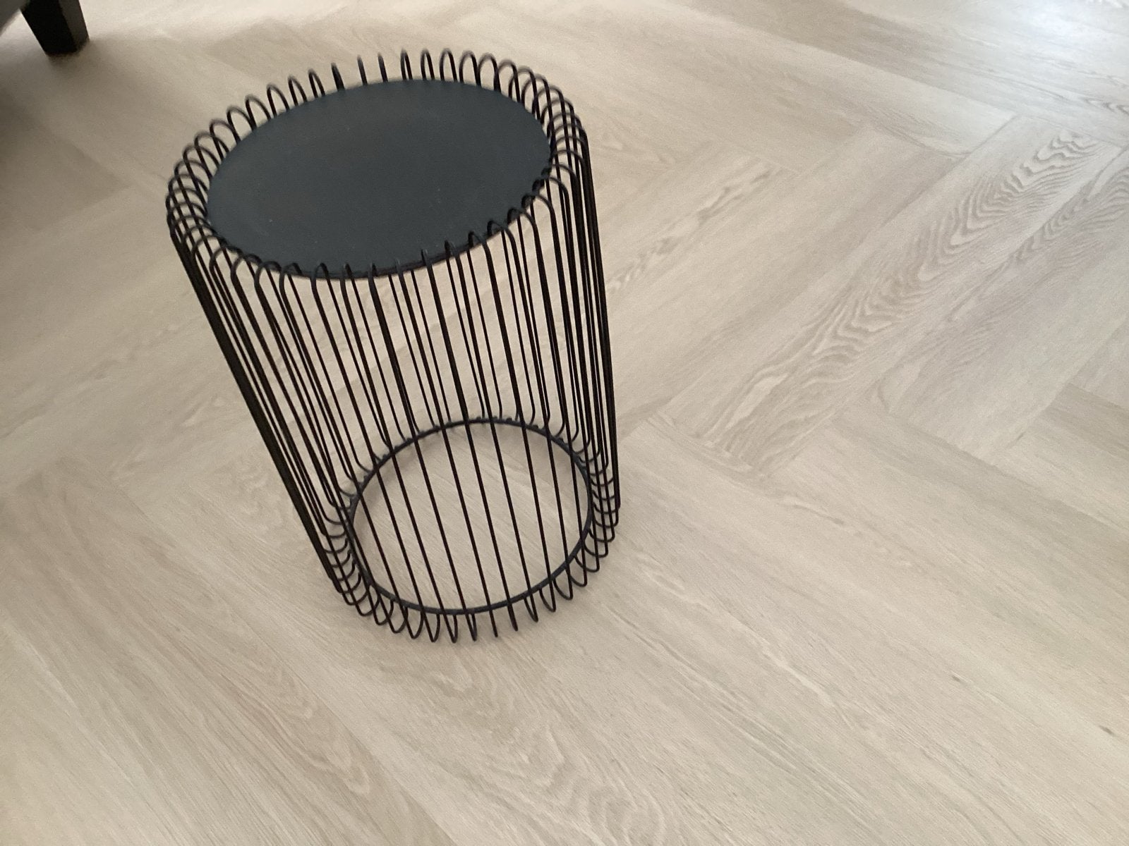 Modern zwart bijzettafeltje - Zo goed als nieuw, Minder dan 55 cm, Metaal of Aluminium, Rond, Zo goed als nieuw