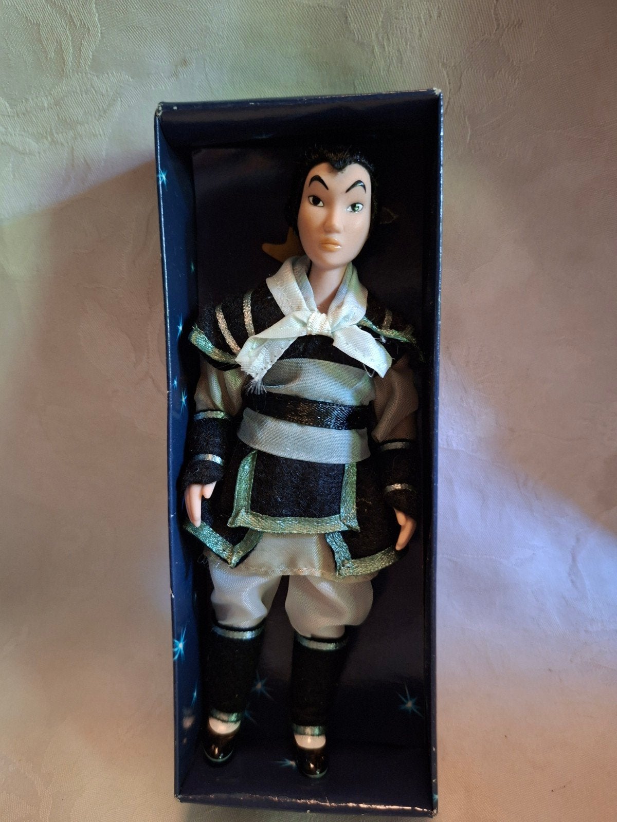 disney popje Mulan van porselein ,17 cm in doosje, Verzenden, Overige figuren, Nieuw, Beeldje of Figuurtje
