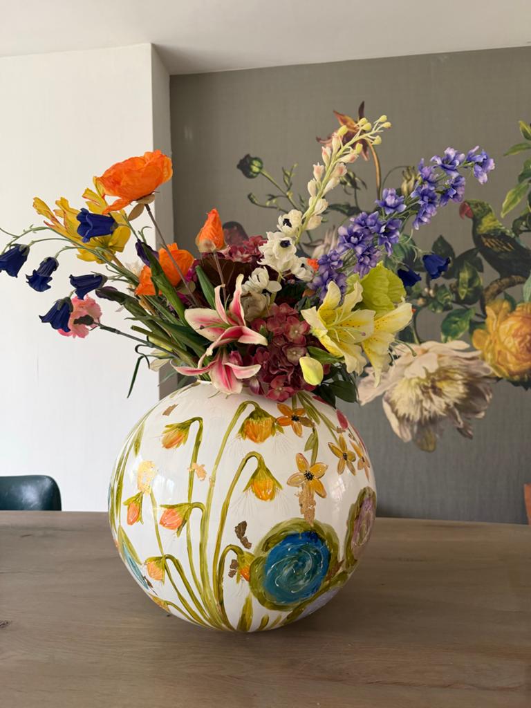 Handgeschilderde vaas met bladgoud en bloemen, Huis en Inrichting, Woonaccessoires | Vazen, Ophalen, Zo goed als nieuw