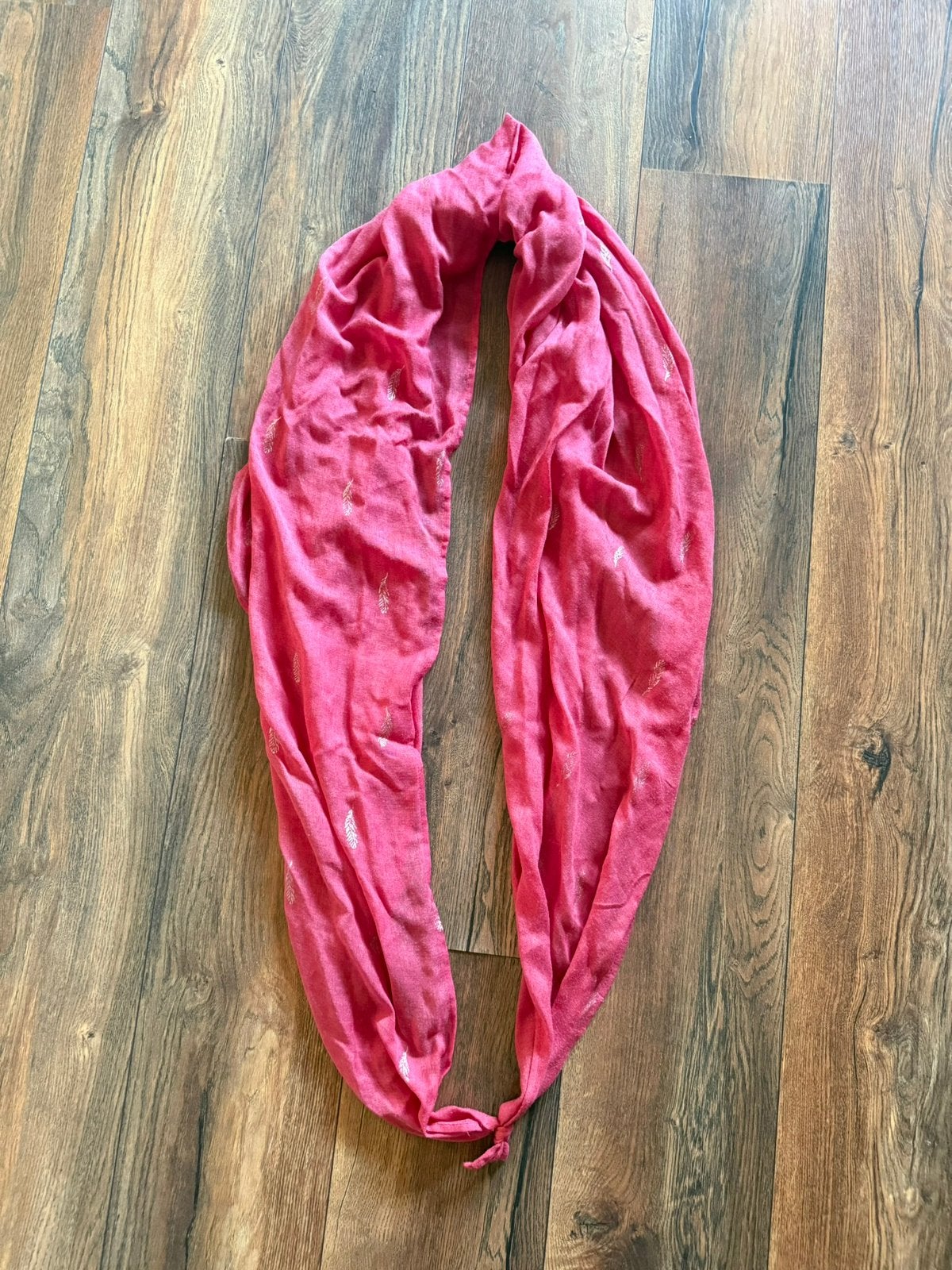 Roze sjaal met zilvere veertjes voor dames, Ophalen of Verzenden, Zo goed als nieuw, Sjaal