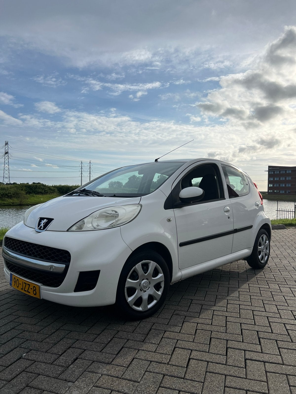 Peugeot 107 1.0 12V 5DR 2009 Wit, Auto's, Voorwielaandrijving, Zwart, 4 cilinders, 4 stoelen