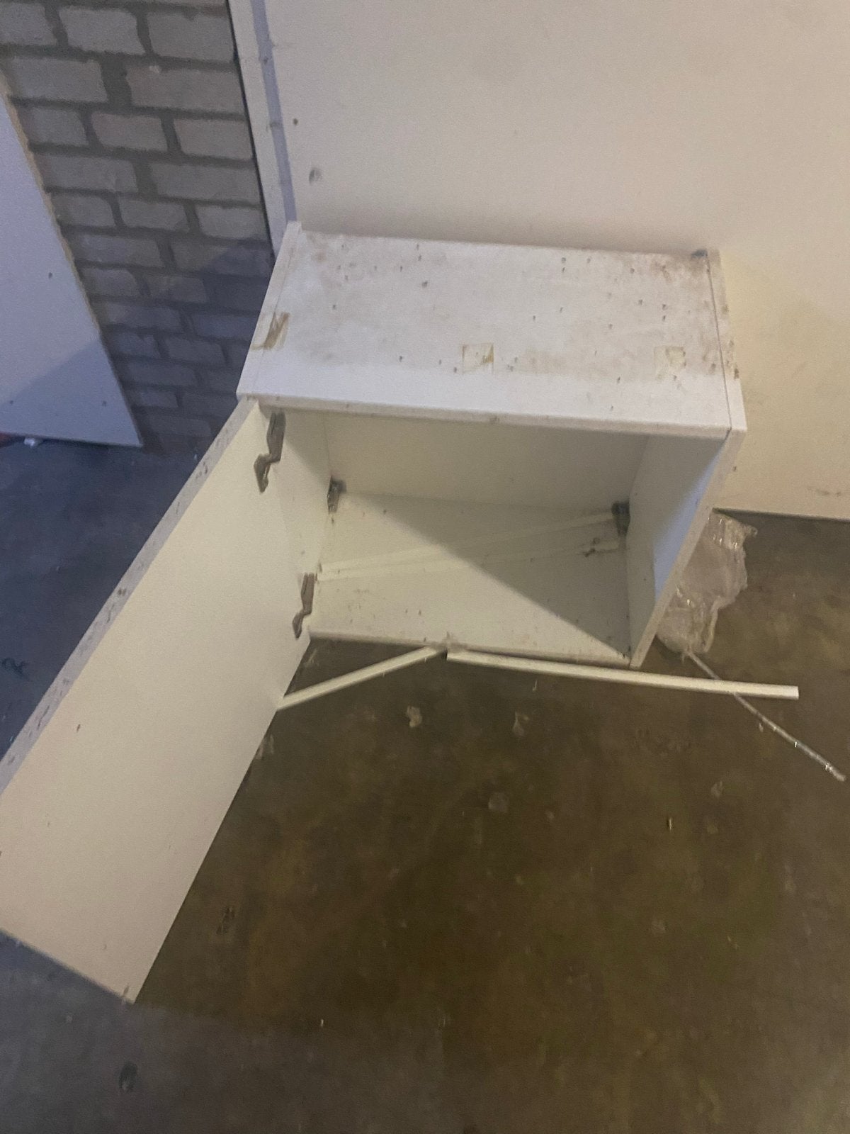 Wit kastje met openklapbare deur, Ophalen, Gebruikt