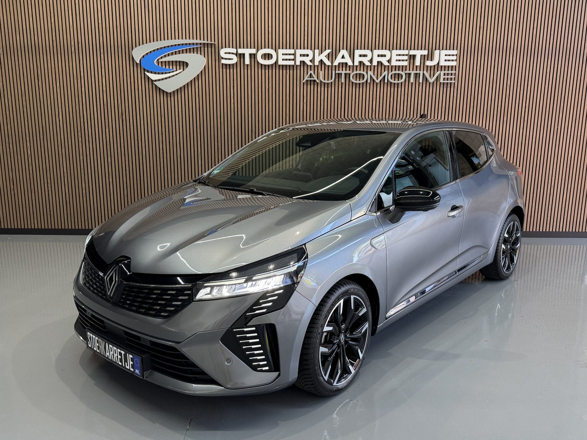 Renault Clio 1.0 TCe 90 GPF Techno | Groot Navi | 360 | 17", Auto's, Renault, Voorwielaandrijving, Gebruikt, Zwart, Leder en Stof