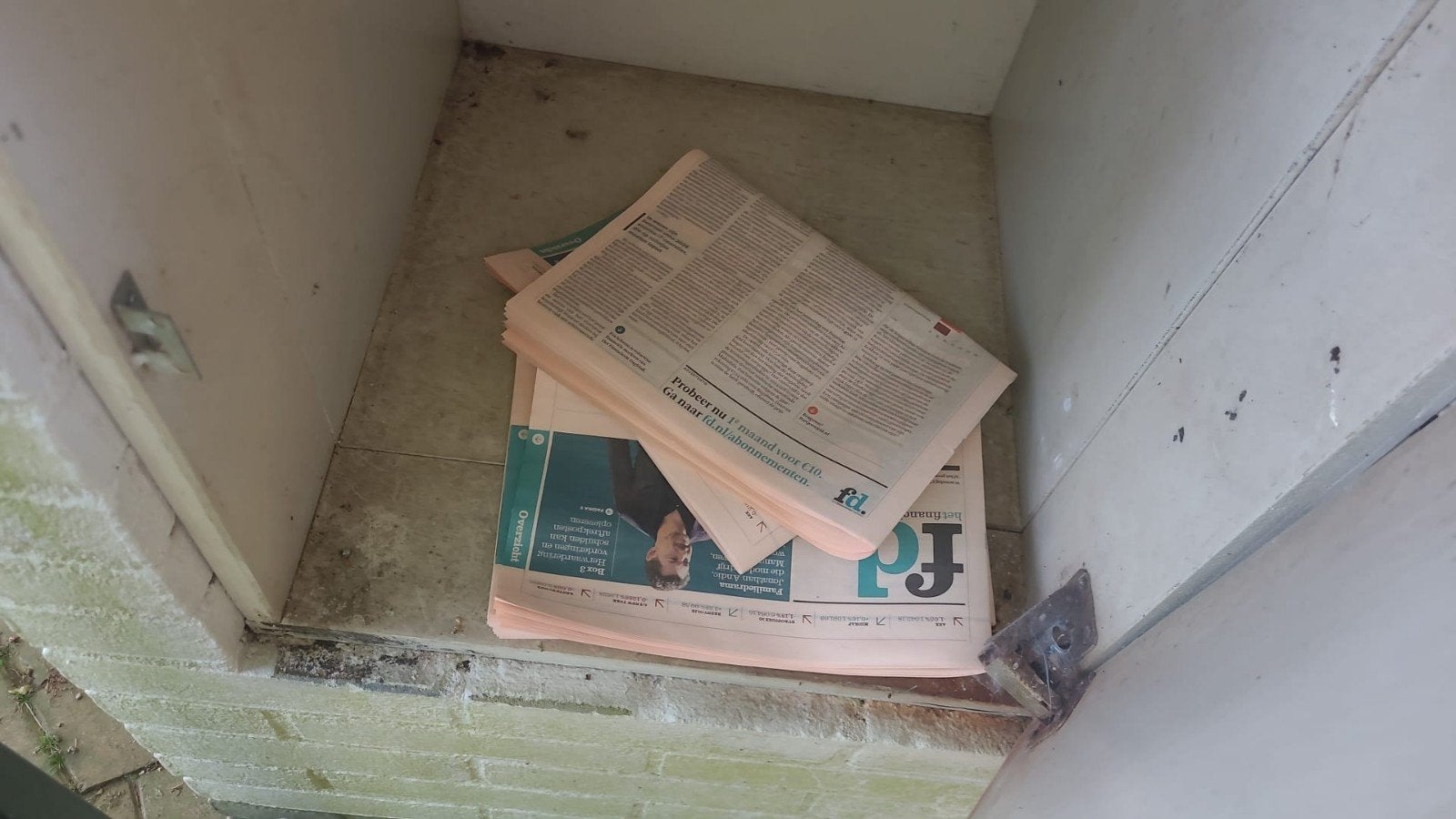 Kranten - Diverse titels auto bezorgers, Ophalen, Gelezen, Krant