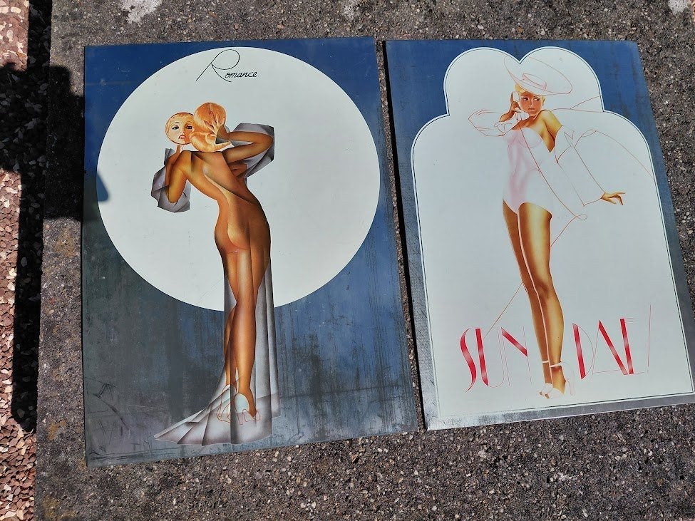 Vintage metalen borden met pin-ups van George Petty, Huis en Inrichting, Metaal, Gebruikt, 40 cm, Wandbord of Wandpaneel