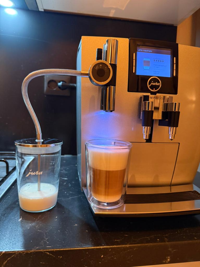 Jura Impressa J9.3 One Touch | Incl. Melkhouder & RVS Slang, Ophalen, Gebruikt, 10 kopjes of meer, Koffiemachine