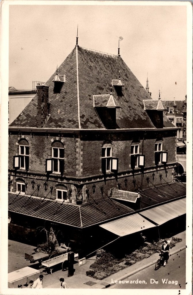Leeuwarden  - 11 oude ansichtkaarten De Waag, Verzenden, 1940 tot 1960, Gelopen, Friesland
